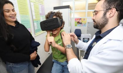 Óculos de realidade virtual distraem pacientes durante vacinação em UBSs