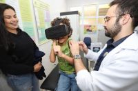 Óculos de realidade virtual distraem pacientes durante vacinação em UBSs