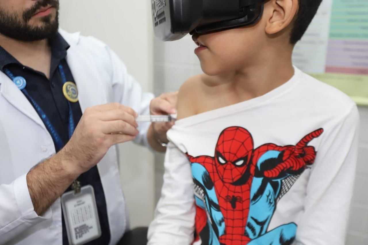 Óculos de realidade virtual distrai crianças no momento da aplicação da vacina em UBSs de Santo André • Divulgação/Prefeitura de Santo André