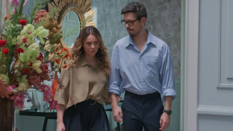 Heleninha chegando na mansão com Renato após sair da cadeia em "Vale Tudo" • Reprodução/Globoplay