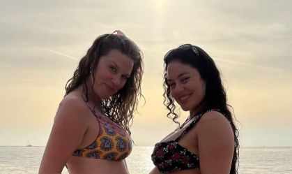 Na reta final da gravidez, Vanessa Hudgens exibe barrigão na praia; veja