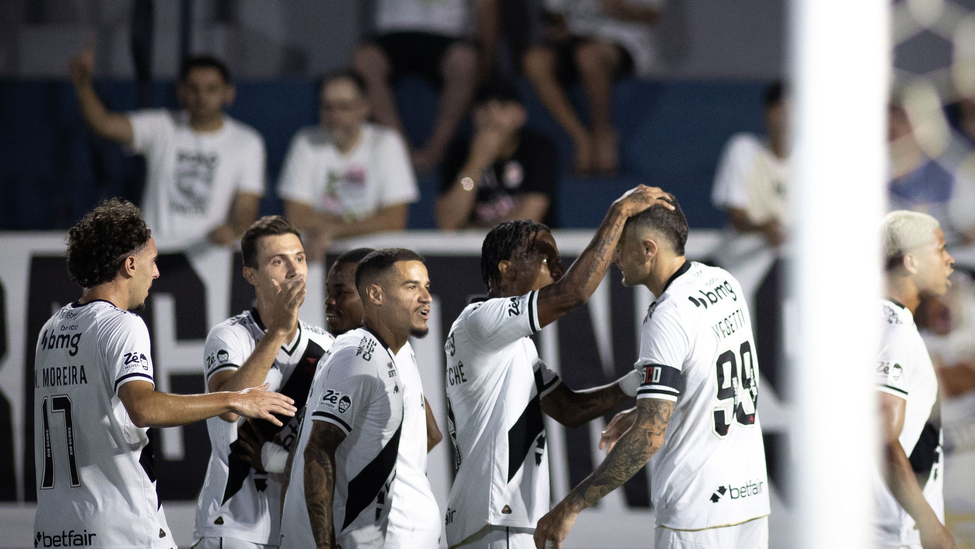 Jogadores do Vasco comemoram um dos gols de Vegetti na vitória sobre o Red Bull Bragantino