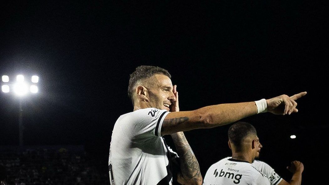 Pablo Vegetti, do Vasco, celebrando um dos seus gols contra o Red Bull Bragantino, pelo Brasileirão
