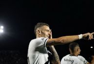 Vegetti desencanta, Vasco bate Bragantino e chega à quarta vitória seguida