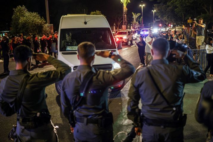 Policiais israelenses saúdam veículos transportando corpos de quatro reféns mortos, que estavam mantidos em Gaza desde o ataque mortal de 7 de outubro de 2023, chegando ao instituto forense em Tel Aviv, Israel, em 13 de outubro de 2025 • Itai Ron/Reuters via CNN Newsource