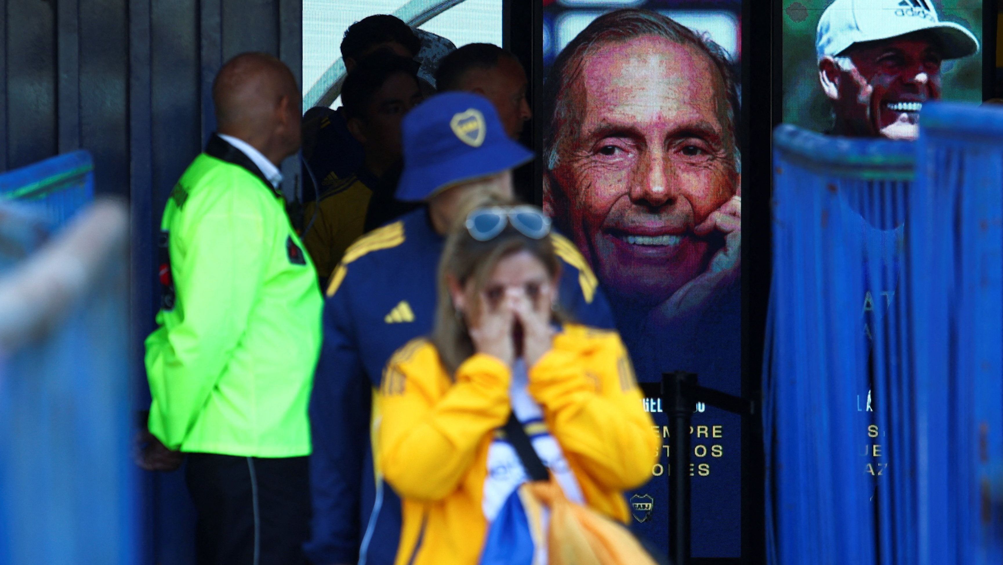 Torcedores do Boca Juniors se emocionam no velório do técnico Miguel Ángel Russo, em La Bombonera