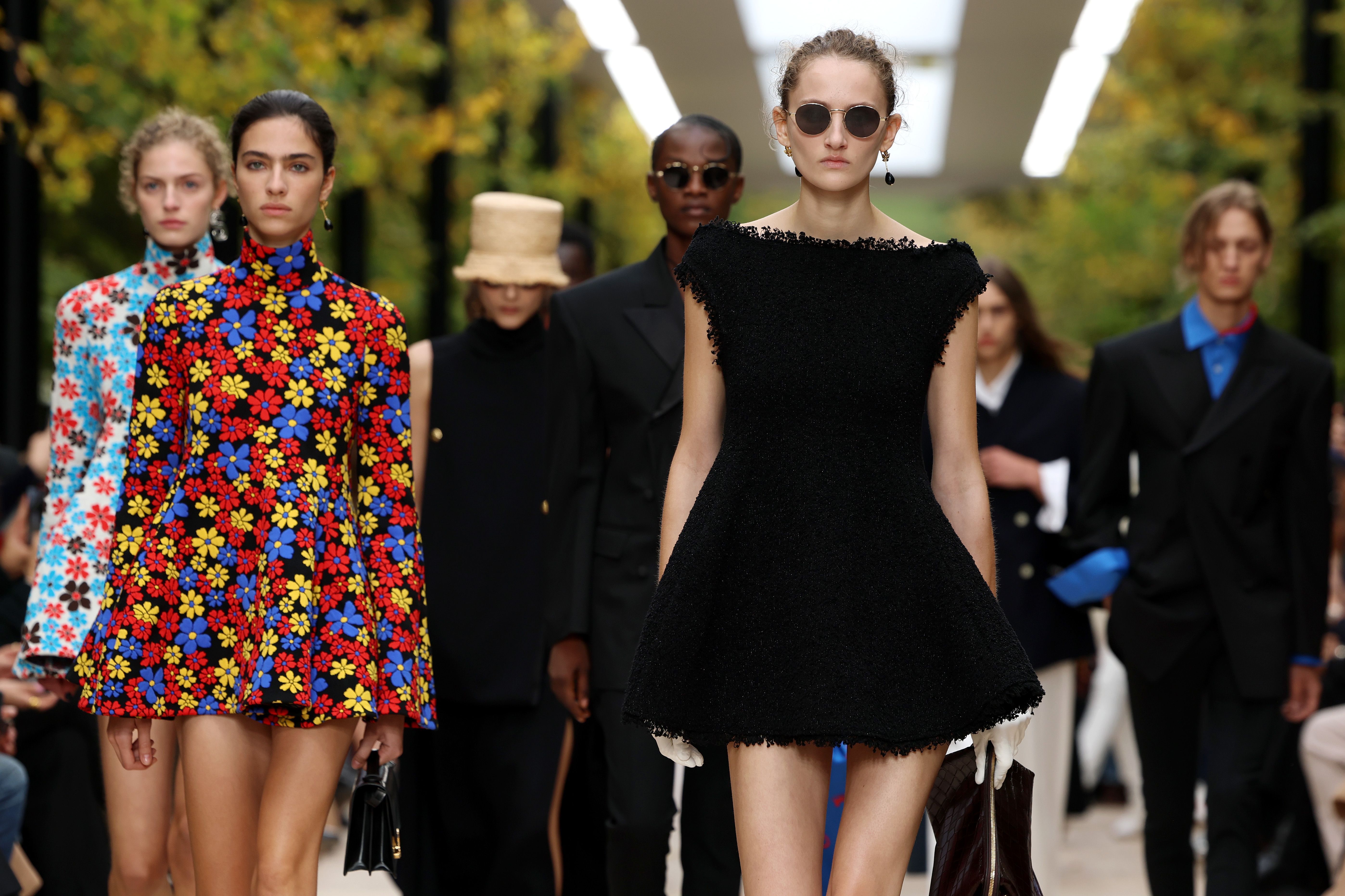 Alguns vestidos do desfile da Celine tinham estampas florais vibrantes; outros eram inteiramente pretos, mas tinham costas abertas e divertidas • Pascal Le Segretain/Getty Images