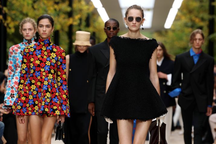 Alguns vestidos do desfile da Celine tinham estampas florais vibrantes; outros eram inteiramente pretos, mas tinham costas abertas e divertidas • Pascal Le Segretain/Getty Images