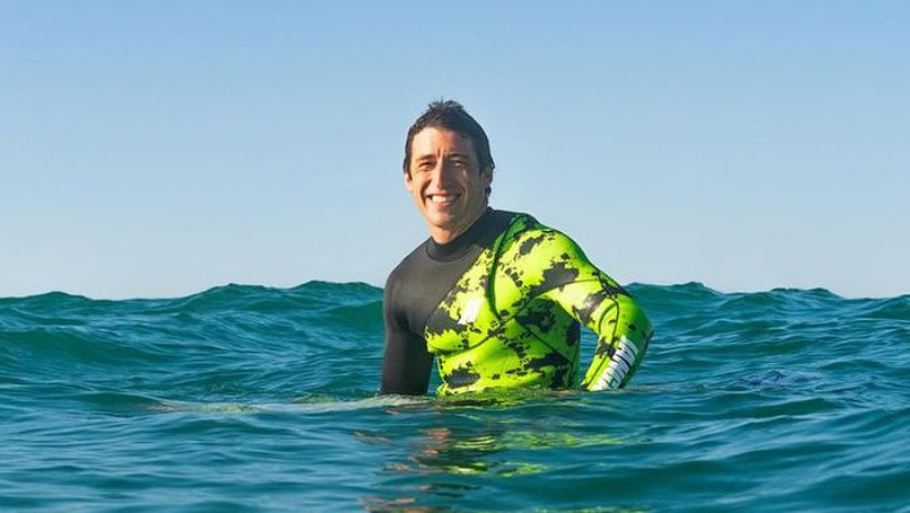 Estudo apresentado na Espanha sugere que Vini dos Santos pegou onda com 100 pés de altura, o que representaria novo recorde