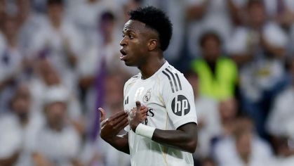 Vinicius Júnior reclama ao ser substituído contra o Barcelona