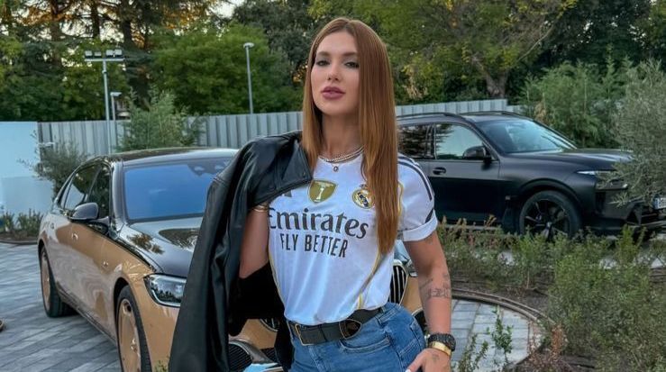 Virginia posando com a camisa de Vini Jr, jogador do Real Madrid • Reprodução/Instagram/@virginia