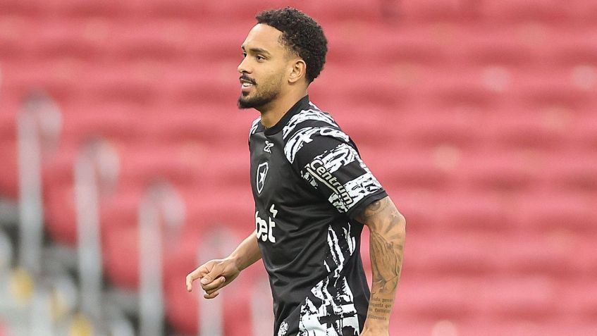 Vitinho, do Botafogo, em aquecimento • Vitor Silva/Botafogo