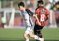 Em jogo tenso, Corinthians vence com um a menos e mantém Vitória no Z4