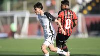 Em jogo tenso, Corinthians vence com um a menos e mantém Vitória no Z4