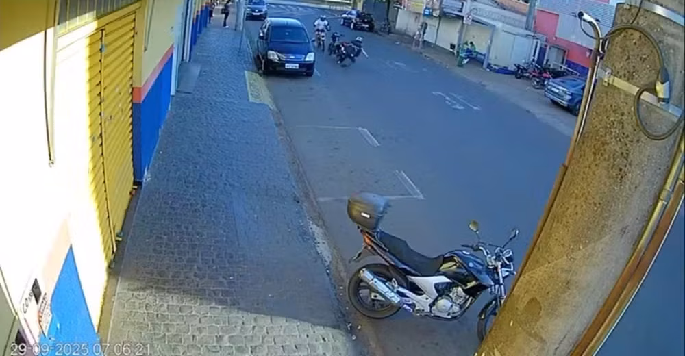 Homem tenta matar o próprio irmão 'jogando' moto contra ele em MG