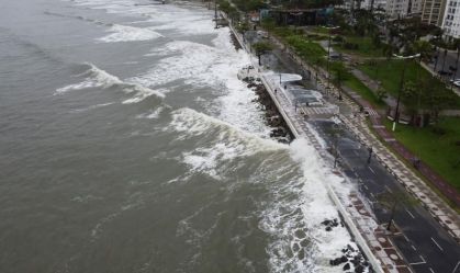 Maré agitada coloca litoral de São Paulo em alerta para grandes ondas