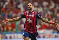 Flamengo sofre com expulsões, perde para o Bahia e vê Palmeiras virar líder