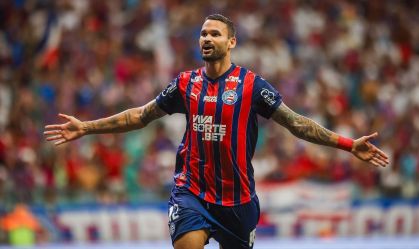 Flamengo sofre com expulsões, perde para o Bahia e vê Palmeiras virar líder