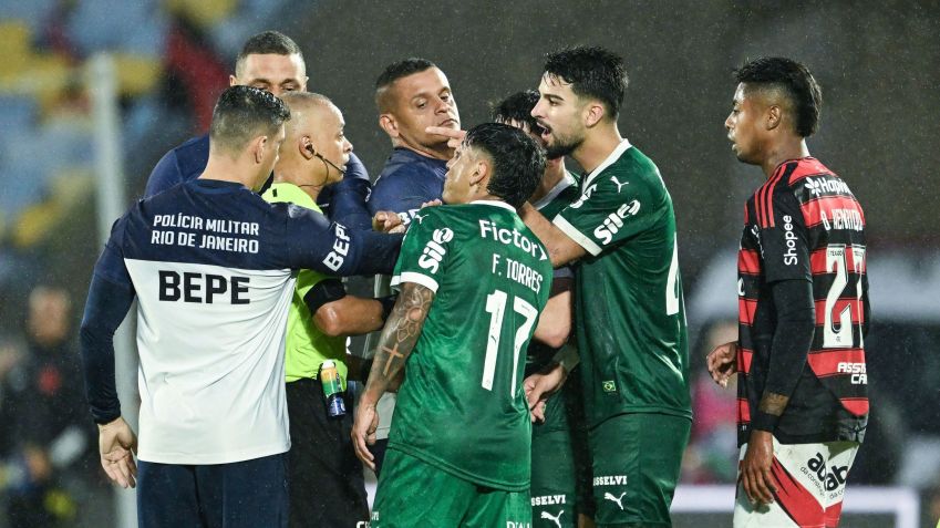 Jogadores do Palmeiras reclamam com o árbitro Wilton Pereira Sampaio • Richard Callis/Sports Press Photo/Getty Images