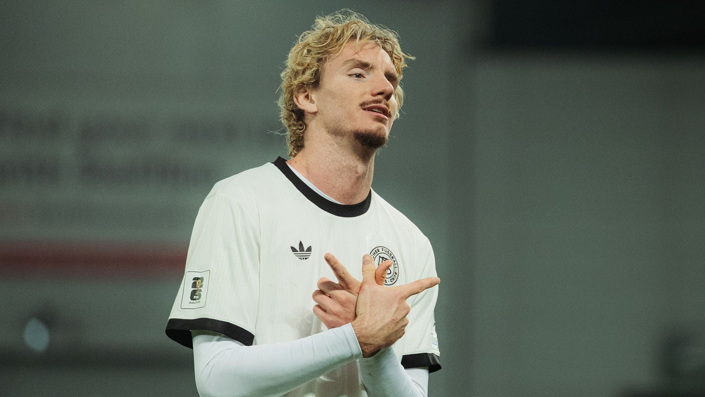 Nick Woltemade, da Alemanha, comemorando seu gol contra a Irlanda do Norte