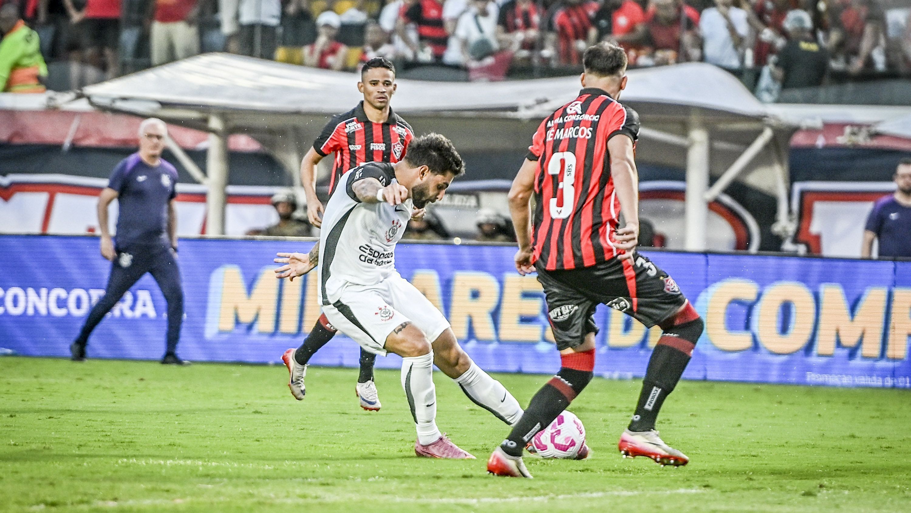 Yuri Alberto finalizando em Vitória x Corinthians, pela 30ª rodada do Brasileirão