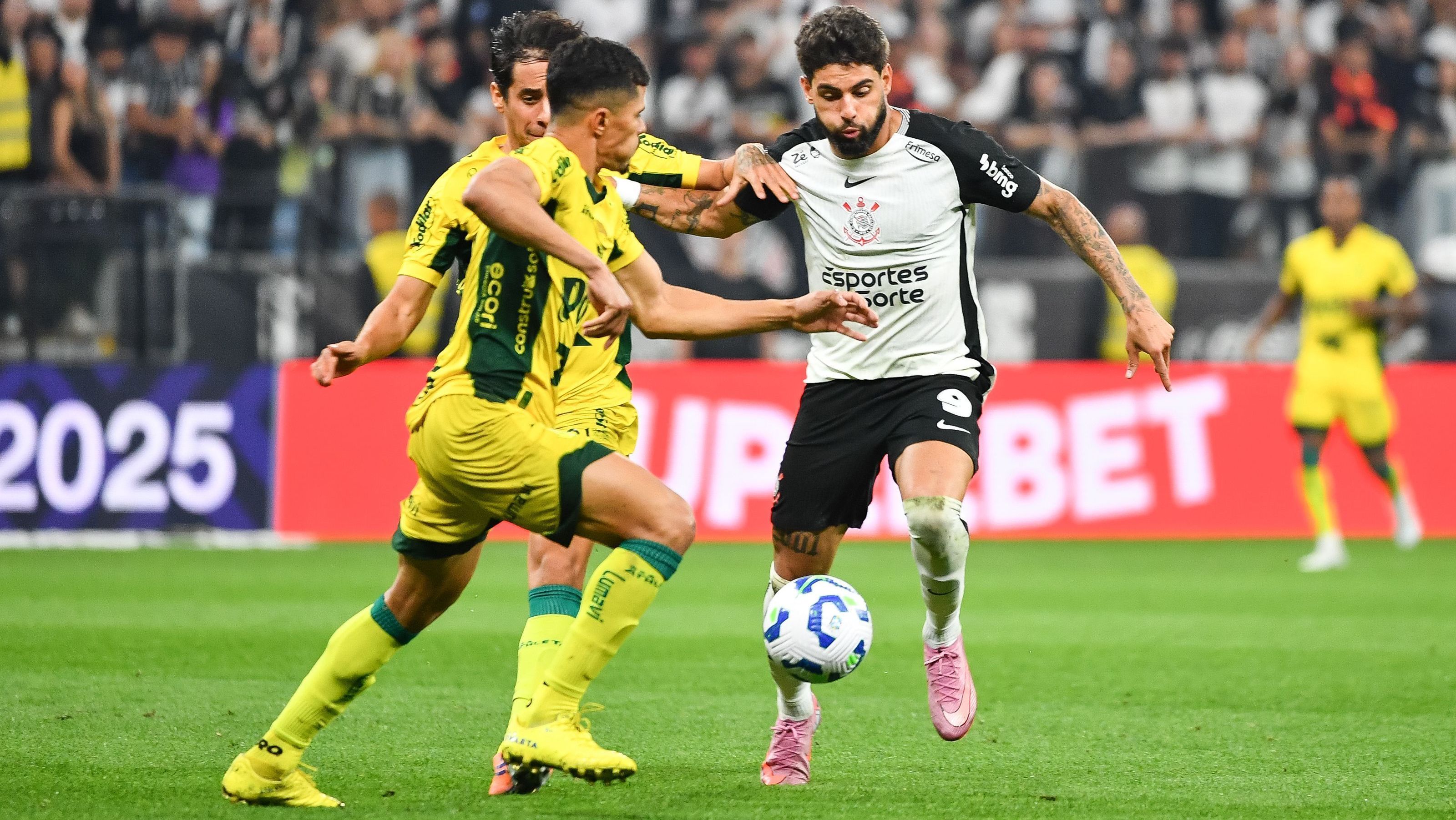 Yuri Alberto em campo em partida contra o Mirassol, pelo Brasileirão