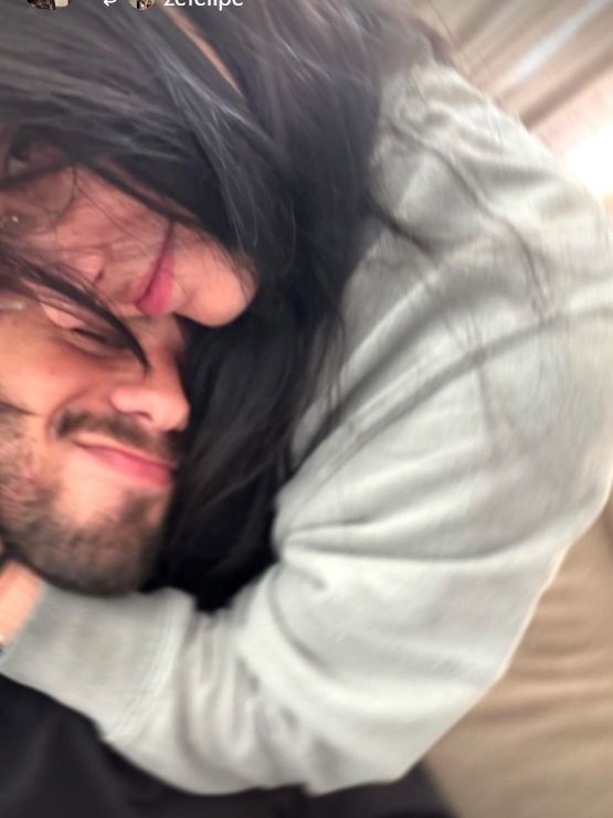 Zé Felipe e Ana Castela posam agarradinhos em clique romântico • Instagram / Ana Castela