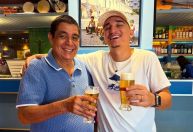 Zeca Pagodinho e João Gomes se encontram em bar no Rio: "Por aqui sextou"