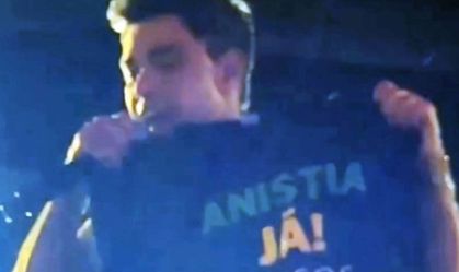 Zezé Di Camargo levanta camiseta com "Anistia Já" durante show em SC