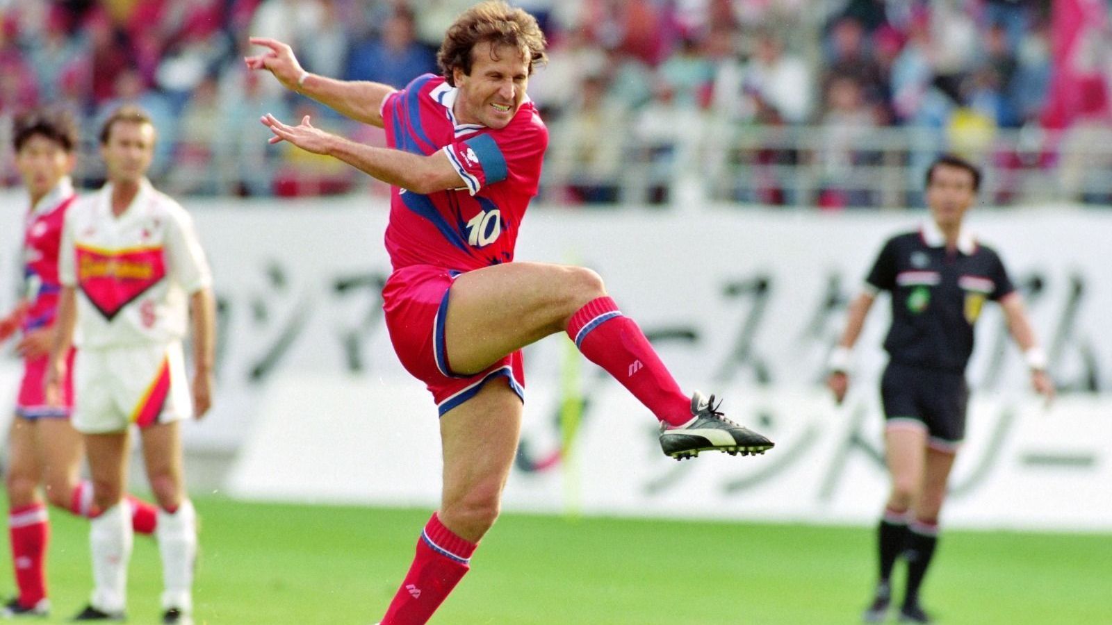 Zico em ação pelo Kashima Antles, do Japão