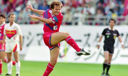 Zico em ação pelo Kashima Antles, do Japão