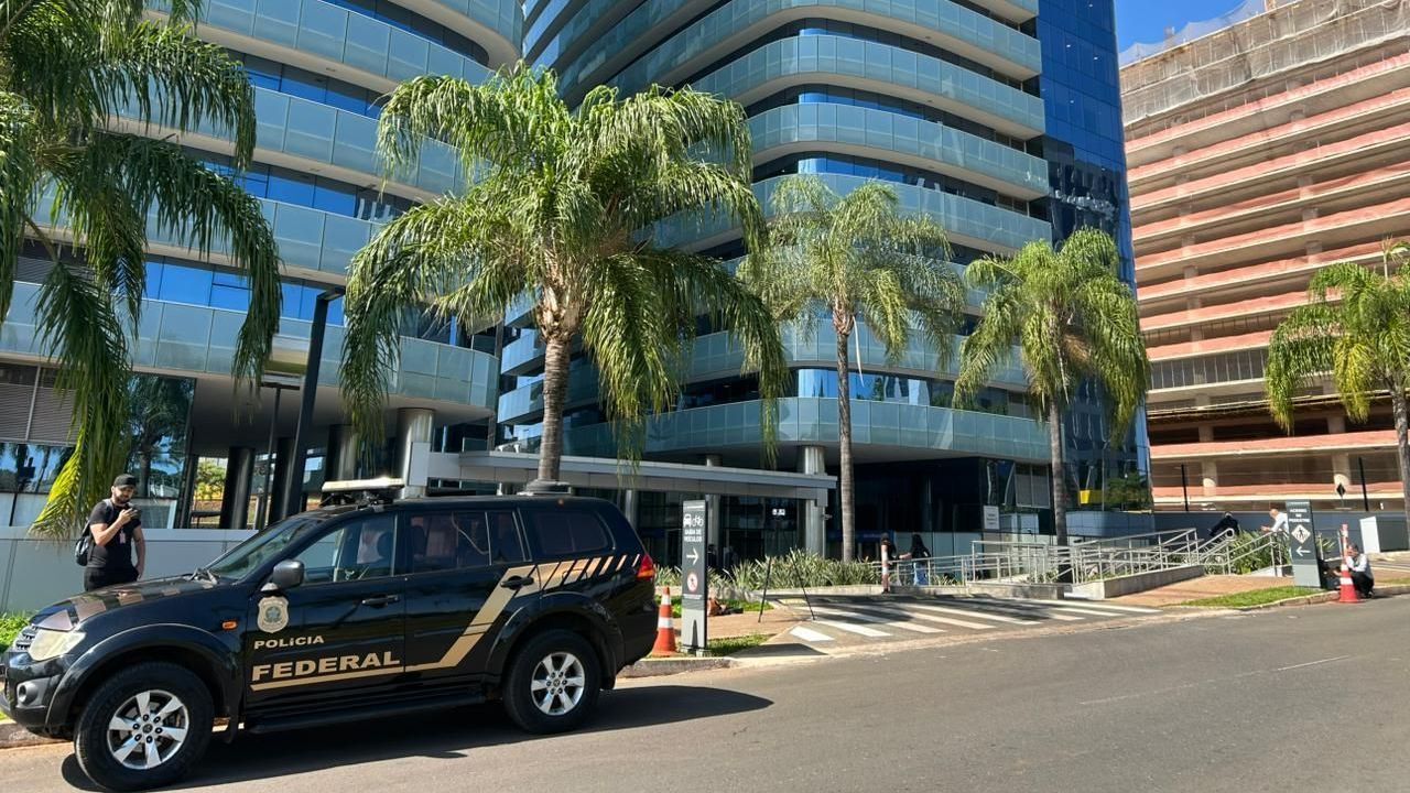 Imagem mostra uma viatura da PF (Polícia Federal) em frente à sede do BRB (Banco de Brasília), localizada na capital federal