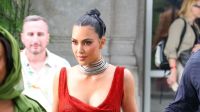 Kim Kardashian ousa em vestido para abraçar fãs no Copacabana Palace