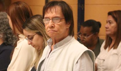 Roberto Carlos vai à missa de 7º dia de irmã, Norma Braga