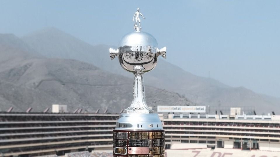Troféu da Libertadores no Estádio Monumental, em Lima, no Peru