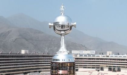 Troféu da Libertadores no Estádio Monumental, em Lima, no Peru