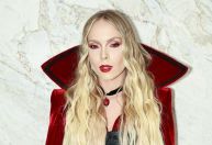 Após término, Tata Estaniecki marca presença em festa de Halloween