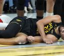 Curry passa por exame após lesão no quadril e preocupa Warriors