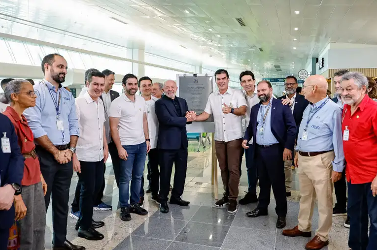 Presidente Luiz Inácio Lula da Silva, juntamente ao governador do Pará, Helder Barbalho, durante visita e inauguração das obras de modernização do Aeroporto Internacional de Belém.