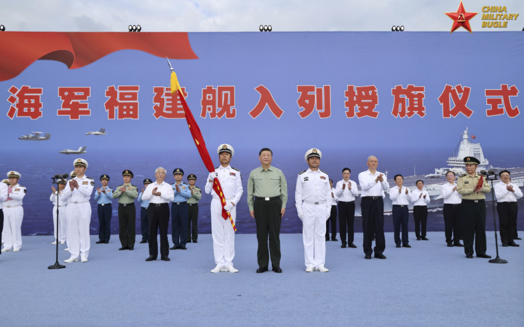 O presidente chinês, Xi Jinping, na cerimônia de comissionamento e hasteamento da bandeira do Fujian em 5 de novembro. • X / @ChinaMilBugle