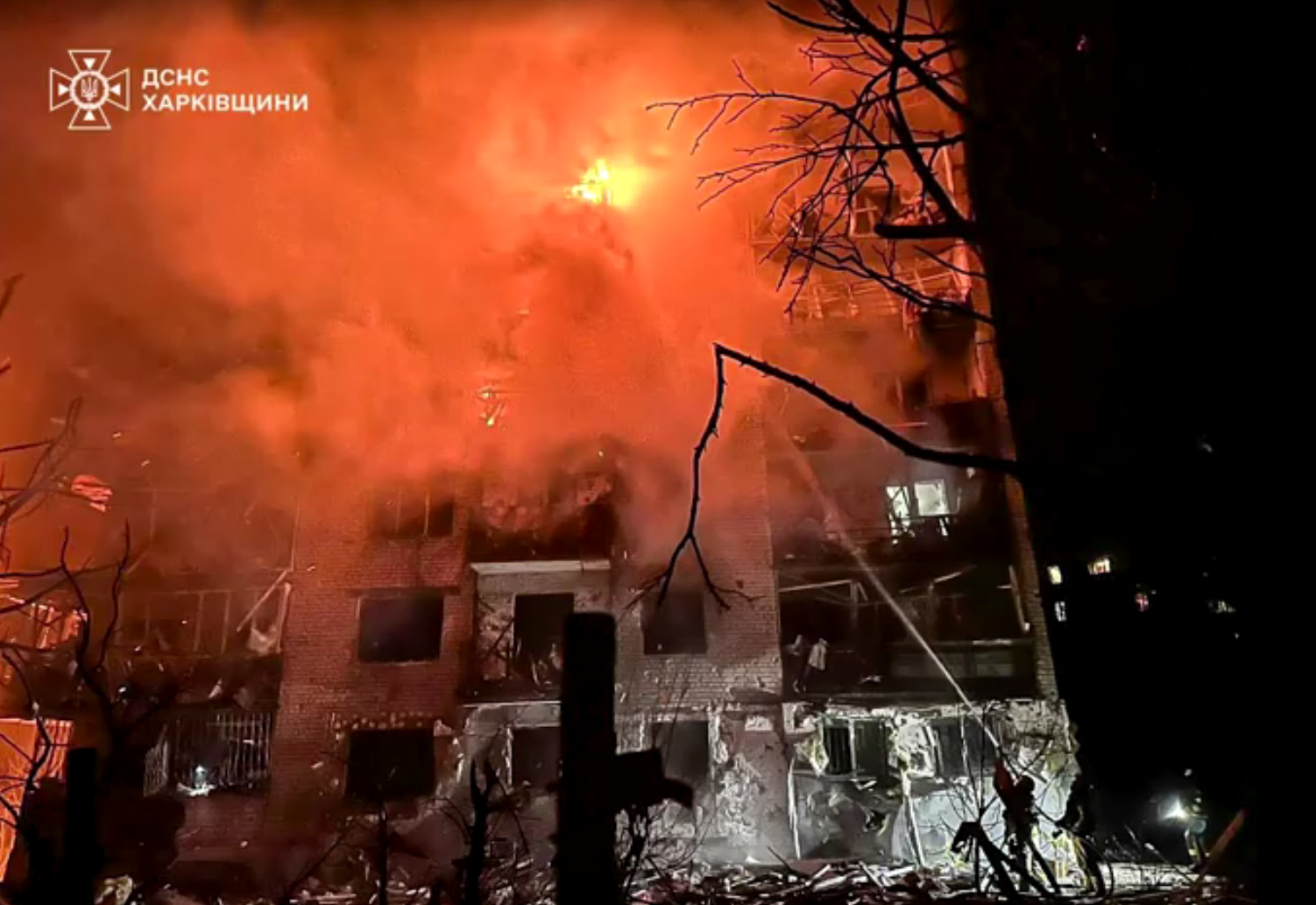 Bombeiros combatendo um incêndio em um prédio residencial após ataque aéreo russo