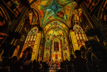 "Catedral de Luz" destaca a beleza de igreja de Curitiba