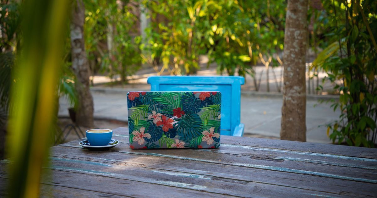 CAFÉ EM CIOMA DE UMA MESA DE MADEIRA EM UM PARQUE