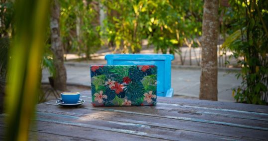 CAFÉ EM CIOMA DE UMA MESA DE MADEIRA EM UM PARQUE