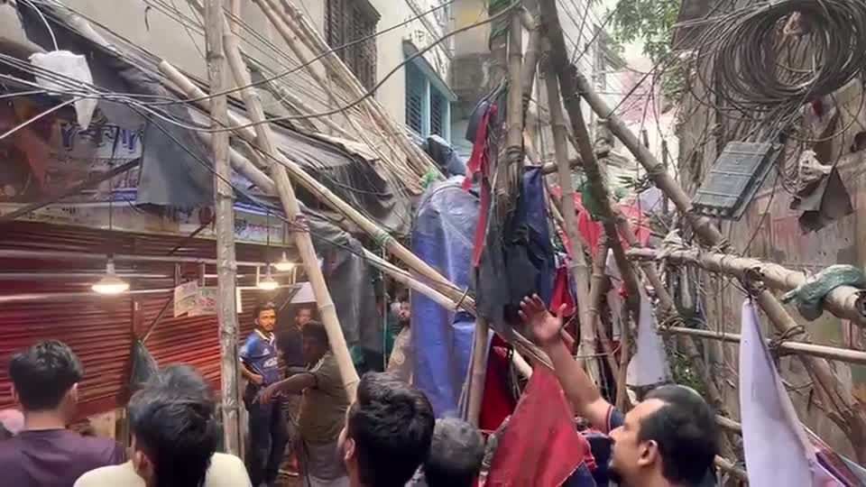 Moradores correm para as ruas após terremoto de magnitude 5,7 atingir Bangladesh