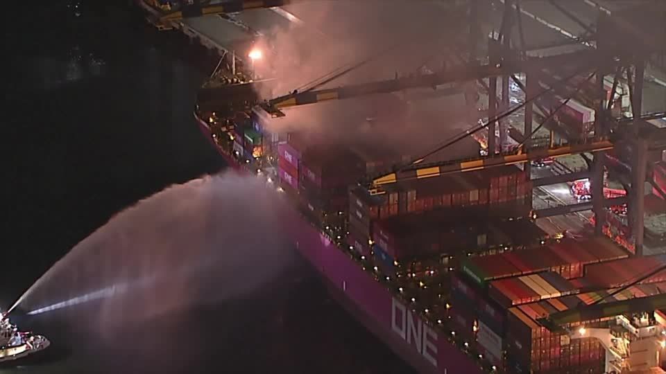 Bombeiros combatendo o incêndio em navio no porto de San Pedro, em Los Angeles