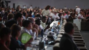 COP30: Cúpula fecha acordo climático que ignora combustíveis fósseis