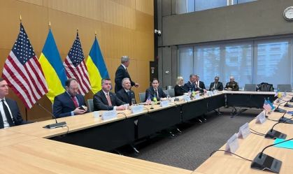 EUA e Ucrânia iniciam reunião em Genebra com foco em reconstrução