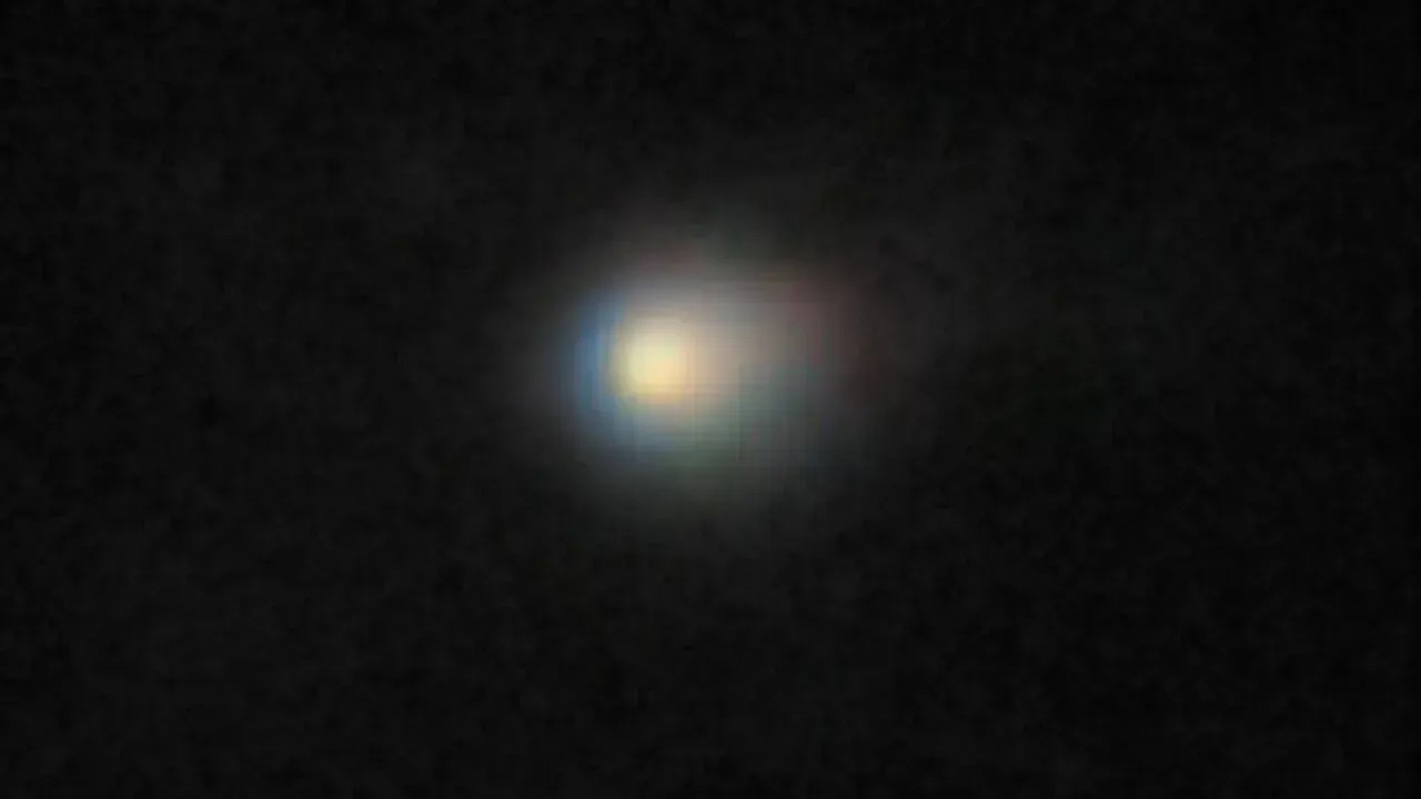 Cometa 3I/ATLAS capturado pelo telescópio Gemini Norte; a imagem revela a cabeleira compacta do cometa — uma nuvem de gás e poeira ao redor de seu núcleo gelado