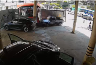 Vídeo: ônibus invade estacionamento após motorista passar mal em SP